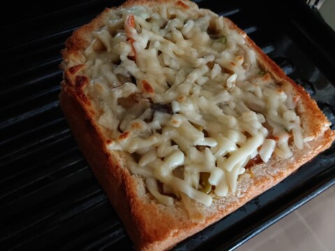 野菜炒めとチーズのトースト